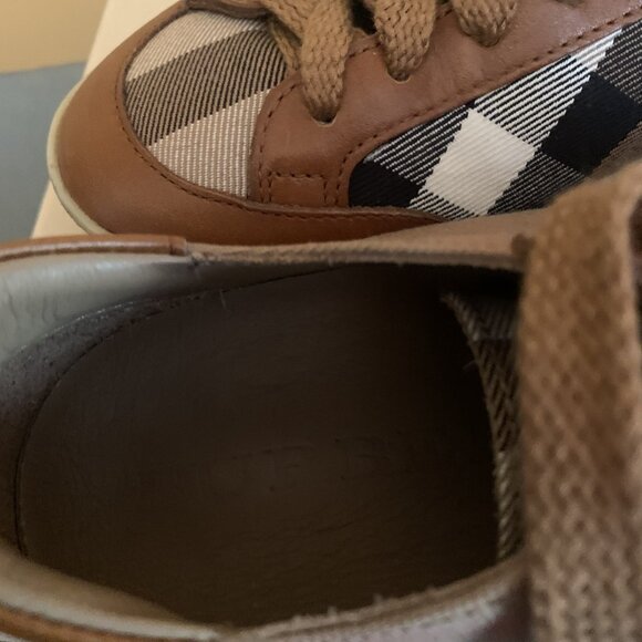 Burberry shoes - Picture 3 of 10